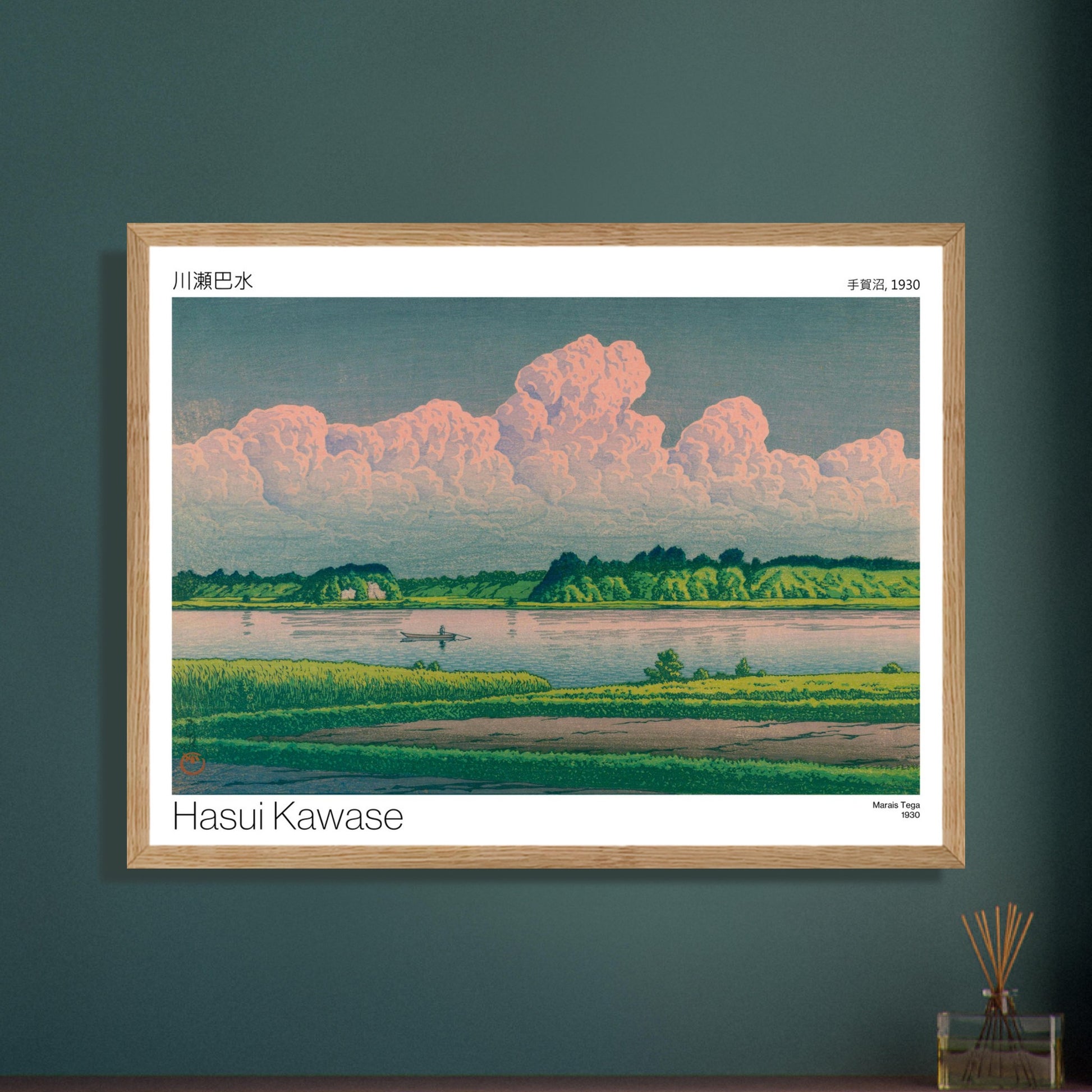 Planche ancienne Marais Tega par Hasui Kawase. Paysage de marais avec une étendue d'eau calme bordée de végétation luxuriante, un ciel chargé de gros nuages roses et un petit bateau sur l'eau. Image d'illustration 8