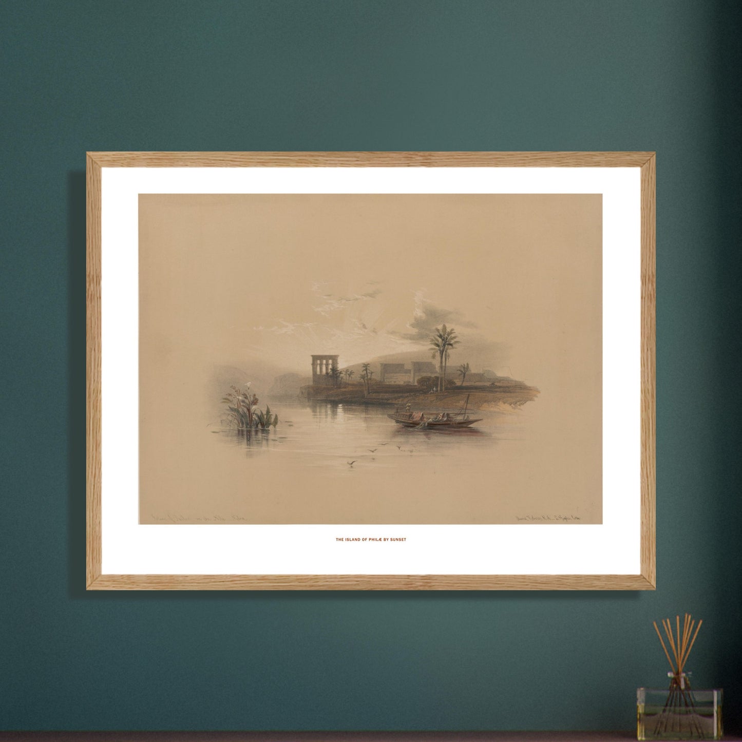 L'île de Philæ au coucher du soleil — Planche de David Roberts. Lithographie représentant l'île de Philæ au coucher du soleil, avec des ruines de temples, des palmiers, des bateaux sur l'eau et des montagnes lointaines. Image d'illustration 6