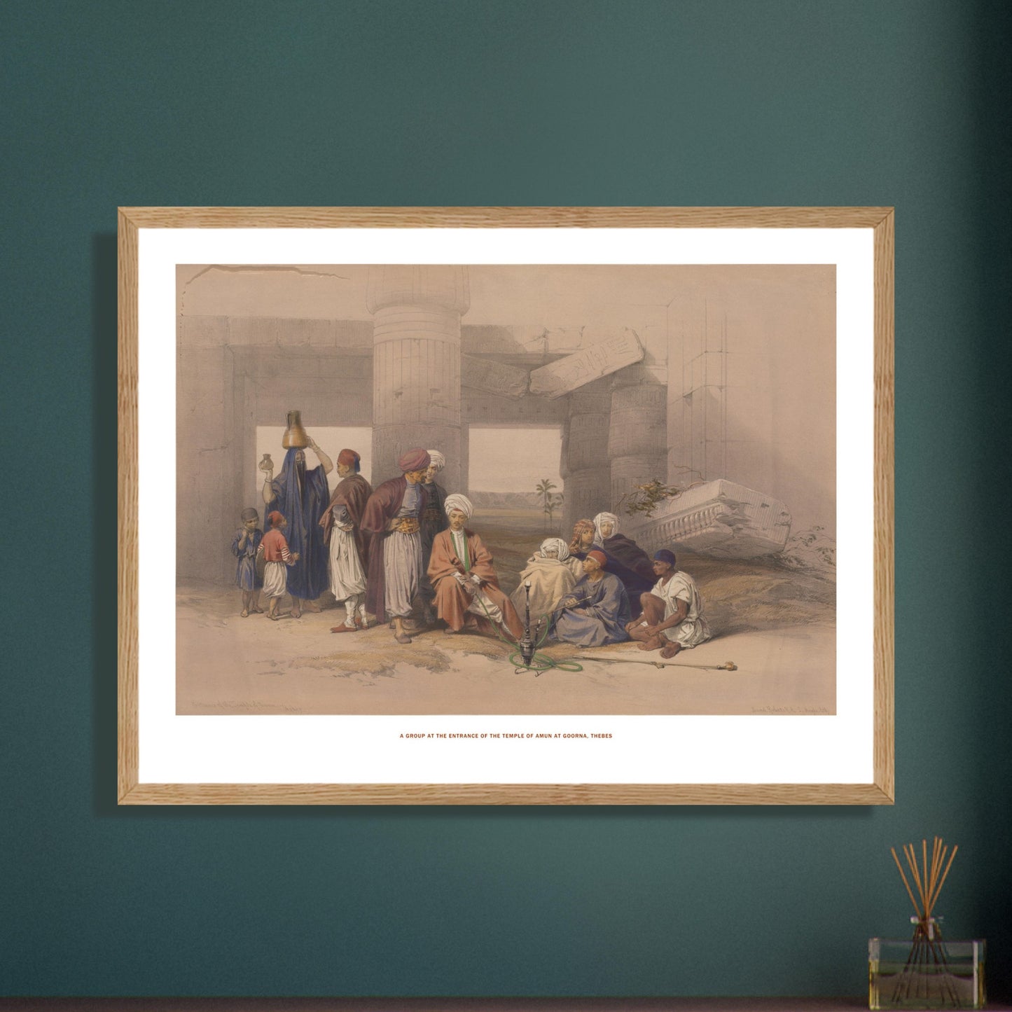 Planche Entr&eacute;e du temple d'Amon &agrave; Gourna, Th&egrave;bes - David Roberts. Lithographie de David Roberts représentant l'entrée du temple d'Amun à Gourna, Thèbes, avec des colonnes massives et un groupe de personnes assises. Image d'illustration 6