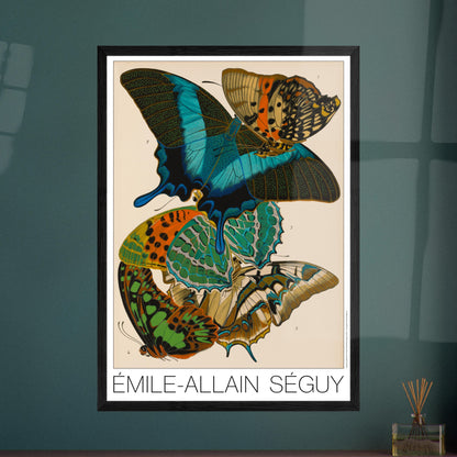 Planche d'étude : papillons Charaxes et Papilio par E.A. Séguy. Illustration par Émile-Allain Séguy de cinq papillons aux ailes colorées aux motifs complexes, bleus, verts, oranges et jaunes sur fond beige. Image d'illustration 7