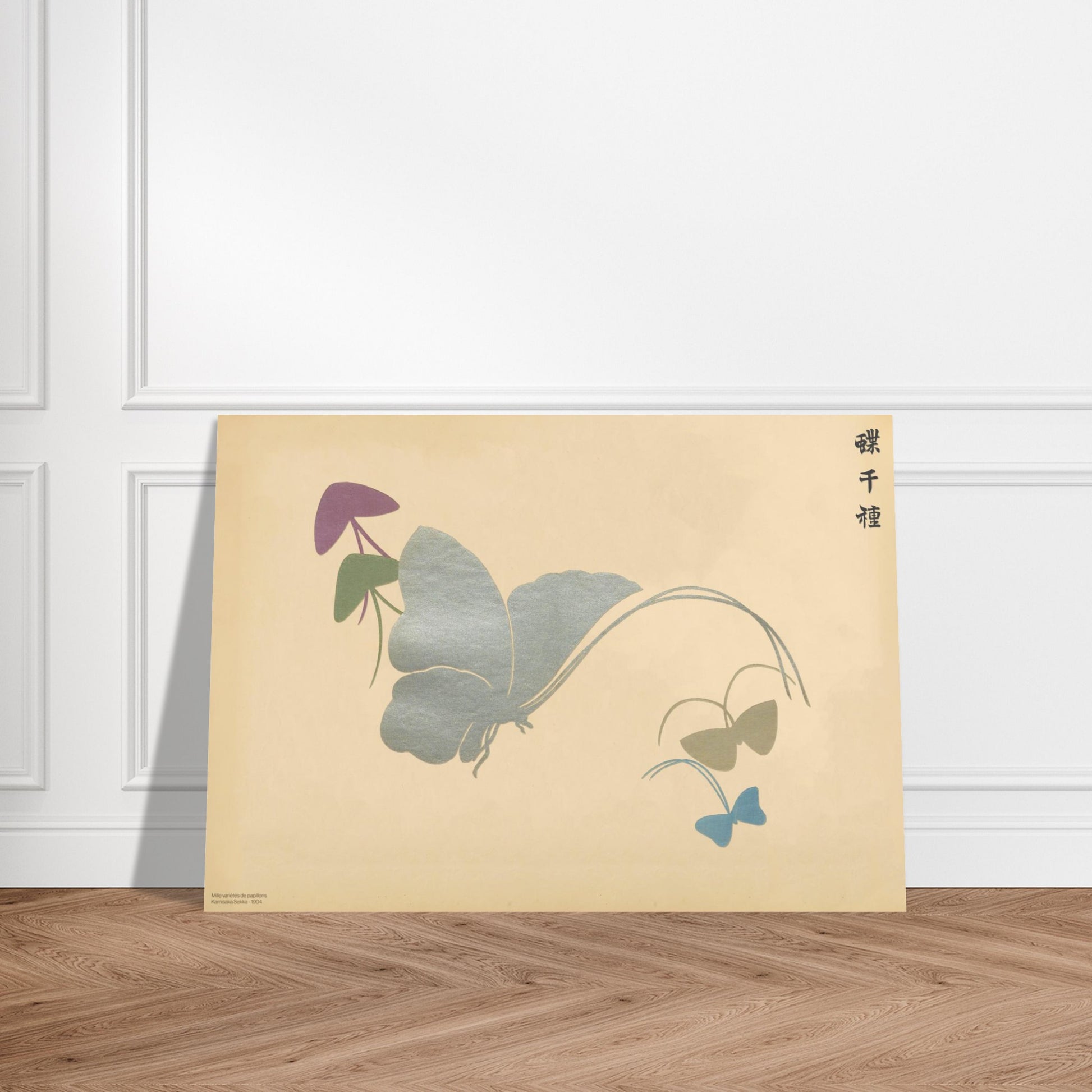 Planche naturaliste grand papillon bleu et fleur - Kamisaka Sekka. Illustration naturaliste d'un grand papillon aux ailes bleutées et d'une petite fleur mauve aux formes géométriques, sur un fond beige. Image d'illustration 3