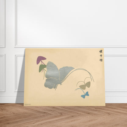 Planche naturaliste grand papillon bleu et fleur - Kamisaka Sekka. Illustration naturaliste d'un grand papillon aux ailes bleutées et d'une petite fleur mauve aux formes géométriques, sur un fond beige. Image d'illustration 3