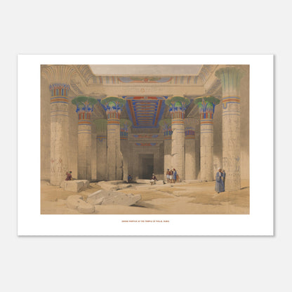 Planche du Grand portique du temple de Phil&aelig;, Nubie - David Roberts (42x59,4 cm (A2)). Lithographie de David Roberts représentant le grand portique du temple de Philæ en Nubie, avec ses colonnes ornées de hiéroglyphes et de figures humaines.