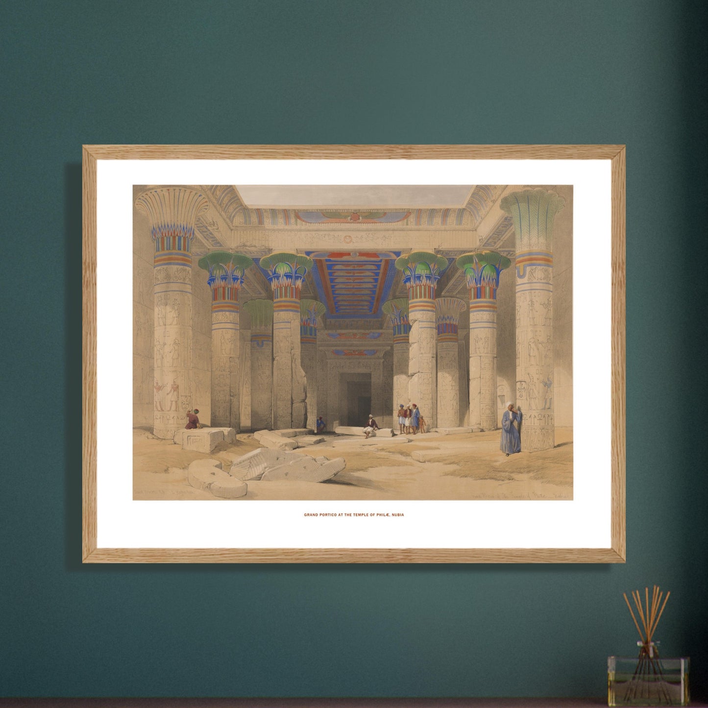 Planche du Grand portique du temple de Phil&aelig;, Nubie - David Roberts. Lithographie de David Roberts représentant le grand portique du temple de Philæ en Nubie, avec ses colonnes ornées de hiéroglyphes et de figures humaines. Image d'illustration 7