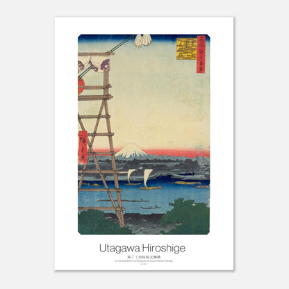 Planche ukiyo-e : Le temple Eko-in et le pont Moto-Yanagi par Hiroshige (21x29,7 cm (A4)). Estampe ukiyo-e de Hiroshige représentant le temple Ekō-in et le pont Moto-Yanagi, avec des bateaux sur une rivière bleue et le mont Fuji au loin.