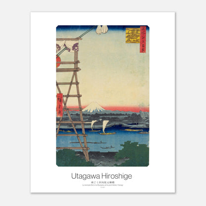 Planche ukiyo-e : Le temple Eko-in et le pont Moto-Yanagi par Hiroshige (40x50 cm). Estampe ukiyo-e de Hiroshige représentant le temple Ekō-in et le pont Moto-Yanagi, avec des bateaux sur une rivière bleue et le mont Fuji au loin.