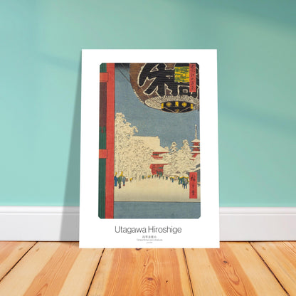 Planche ukiyo-e - Temple Kinryū-zan à Asakusa sous la neige - Hiroshige. Gravure ukiyo-e d'une scène hivernale au temple Kinryū-zan à Asakusa, avec des personnes sous la neige et une lanterne géante. Image d'illustration 4