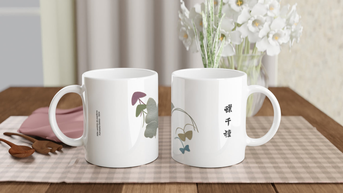Composition de papillons argentés et ombres - Kamisaka Sekka. Mug blanc décoré de formes abstraites rappelant des papillons aux ailes argentées et aux contours sombres, dans un jeu d'ombres et de lumière, avec des inscriptions japonaises noires. Image d'illustration 2