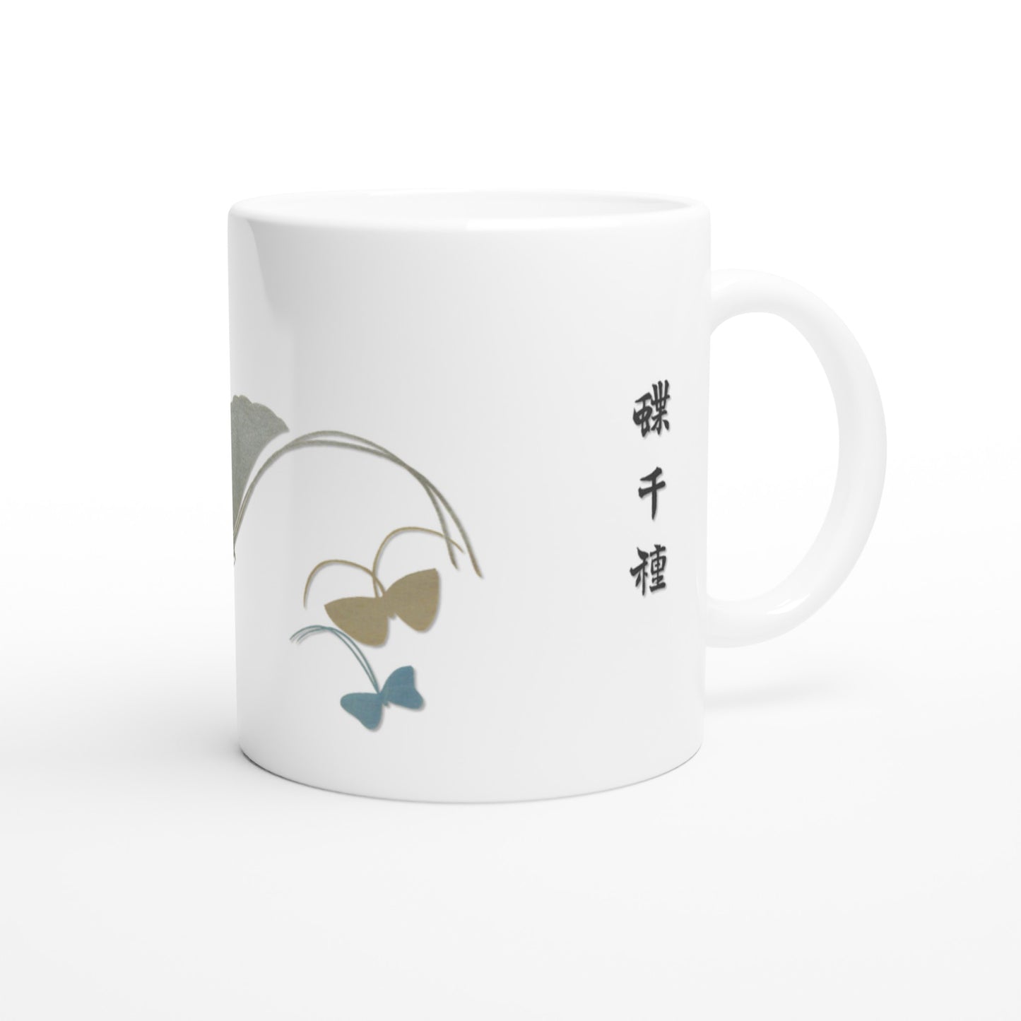 Composition de papillons argentés et ombres - Kamisaka Sekka (Default Title). Mug blanc décoré de formes abstraites rappelant des papillons aux ailes argentées et aux contours sombres, dans un jeu d'ombres et de lumière, avec des inscriptions japonaises noires.