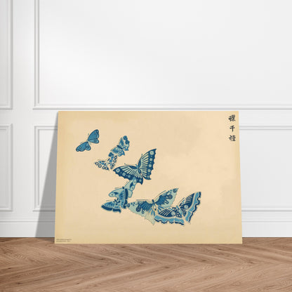 Planche de papillons bleus et blancs en volute - Kamisaka Sekka. Gravure de la collection Mille variétés de papillons, représentant plusieurs papillons aux ailes bleues et blanches, disposés en forme de volute sur un fond beige. Image d'illustration 3