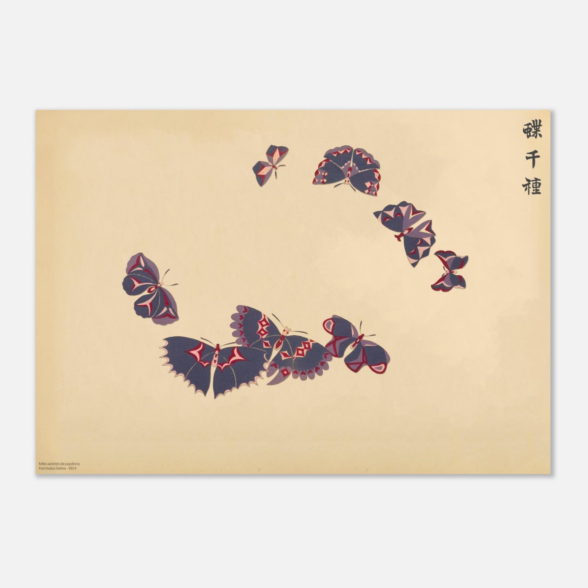 Planche de papillons bleu nuit et rouge - Kamisaka Sekka (29,7x42 cm (A3)). Illustration sur fond beige de papillons aux ailes bleu nuit, ornées de motifs rouge et rose, disposés en un arc de cercle, avec une calligraphie noire.