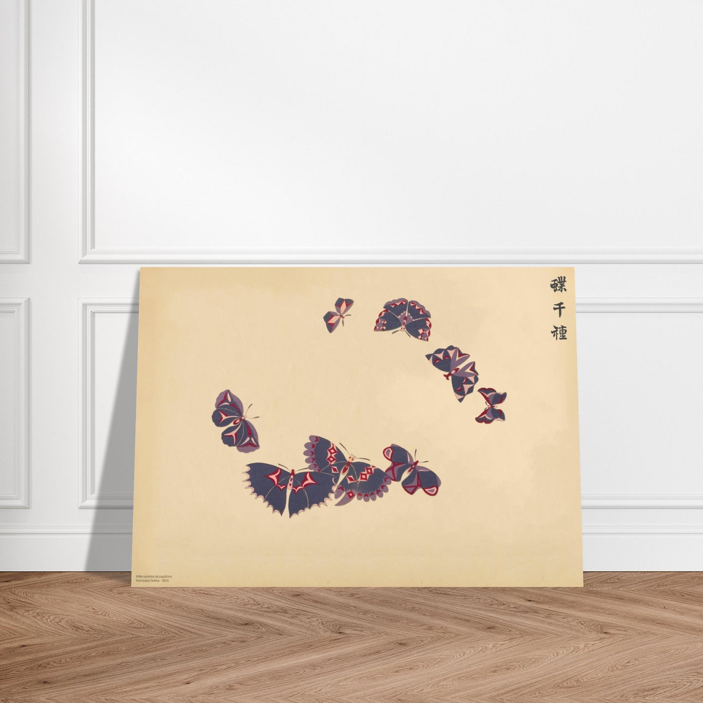 Planche de papillons bleu nuit et rouge - Kamisaka Sekka. Illustration sur fond beige de papillons aux ailes bleu nuit, ornées de motifs rouge et rose, disposés en un arc de cercle, avec une calligraphie noire. Image d'illustration 3