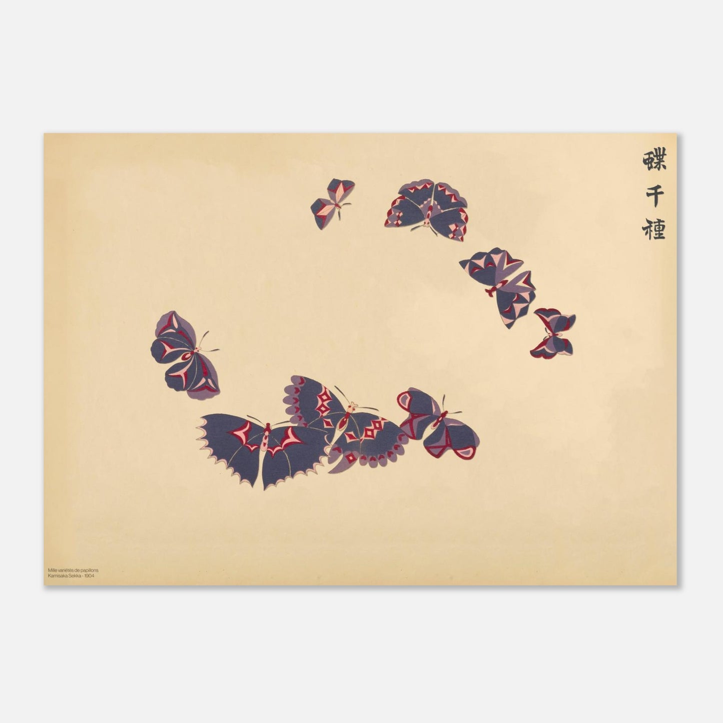 Planche de papillons bleu nuit et rouge - Kamisaka Sekka (50x70 cm). Illustration sur fond beige de papillons aux ailes bleu nuit, ornées de motifs rouge et rose, disposés en un arc de cercle, avec une calligraphie noire.