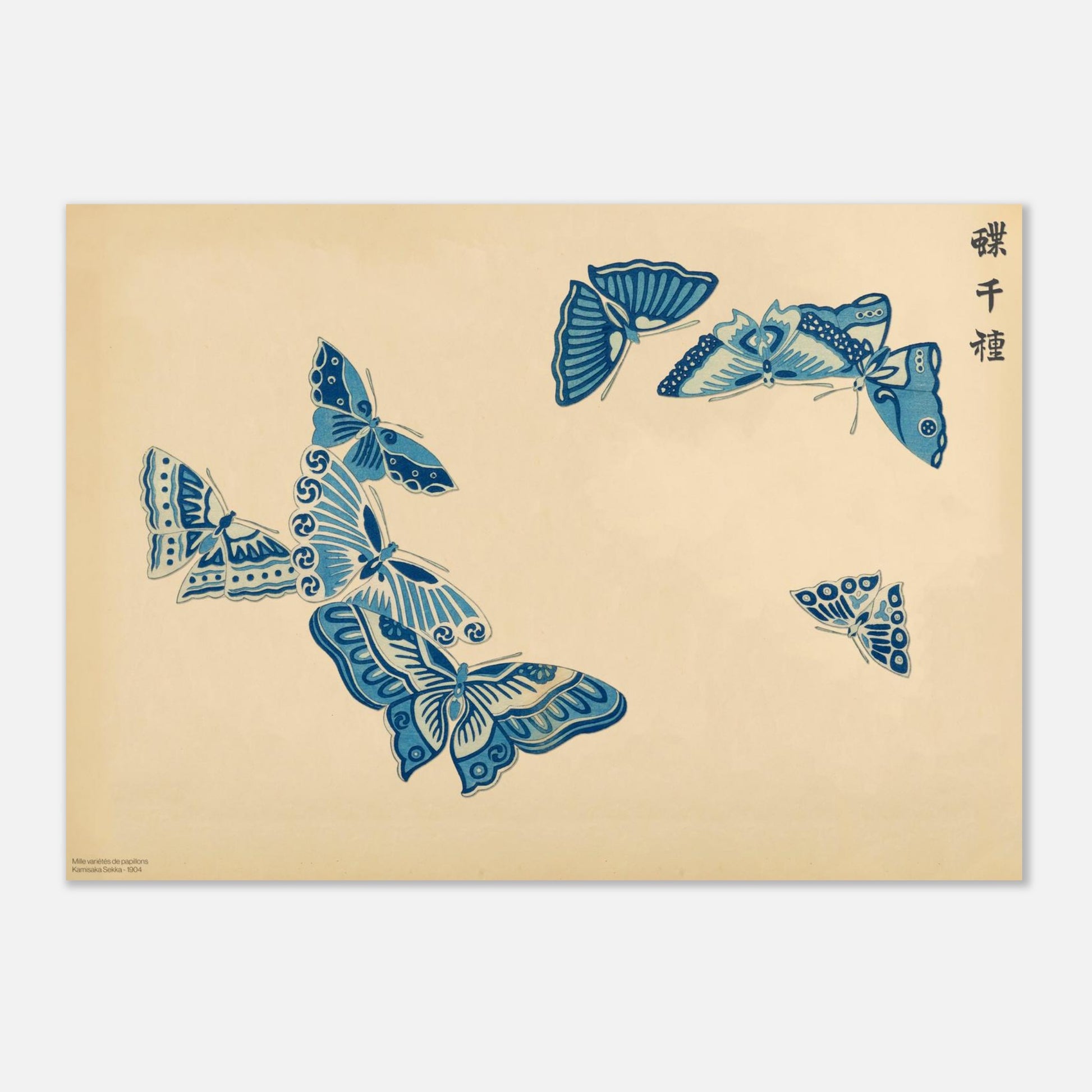 Planche de papillons bleus stylisés de Kamisaka Sekka, 1903 (29,7x42 cm (A3)). Gravure de Kamisaka Sekka représentant un groupe de papillons bleus aux motifs variés et stylisés sur un fond beige.