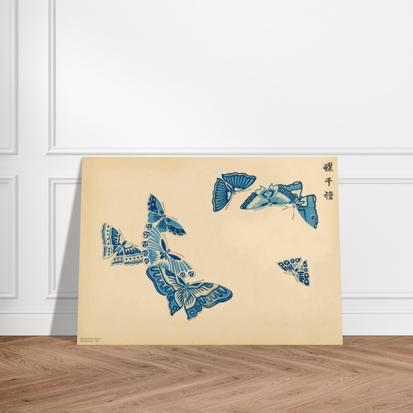 Planche de papillons bleus stylisés de Kamisaka Sekka, 1903. Gravure de Kamisaka Sekka représentant un groupe de papillons bleus aux motifs variés et stylisés sur un fond beige. Image d'illustration 3
