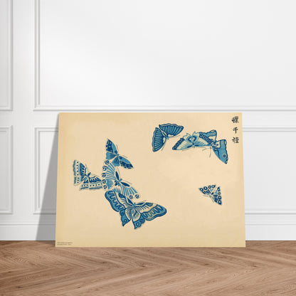 Planche de papillons bleus stylisés de Kamisaka Sekka, 1903. Gravure de Kamisaka Sekka représentant un groupe de papillons bleus aux motifs variés et stylisés sur un fond beige. Image d'illustration 3