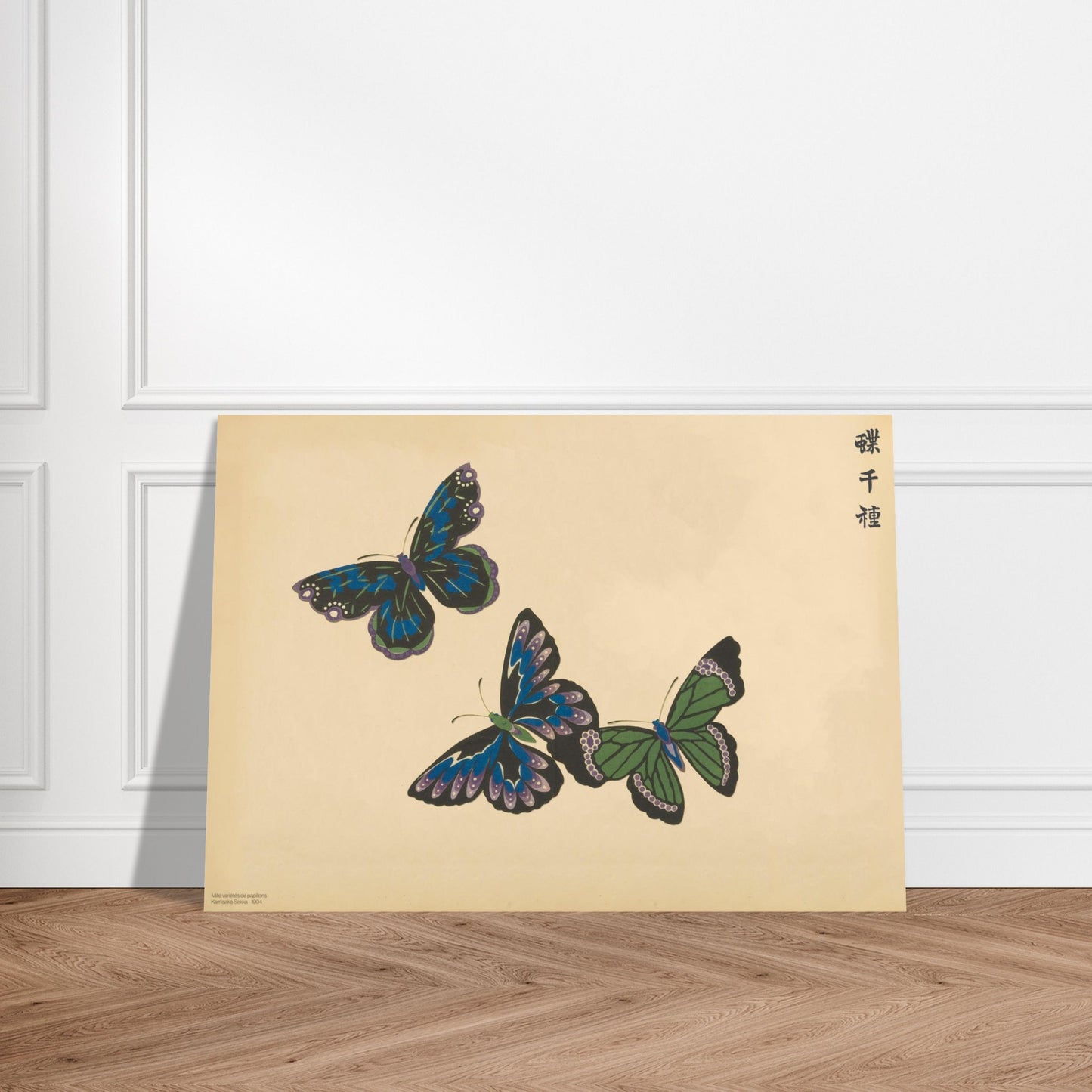 Planche de papillons bleus et verts — Chō senshu de Kamisaka Sekka. Planche naturaliste de trois papillons aux couleurs bleutées et verdâtres, avec des motifs ressemblant à des vitraux, sur un fond beige. Image d'illustration 3