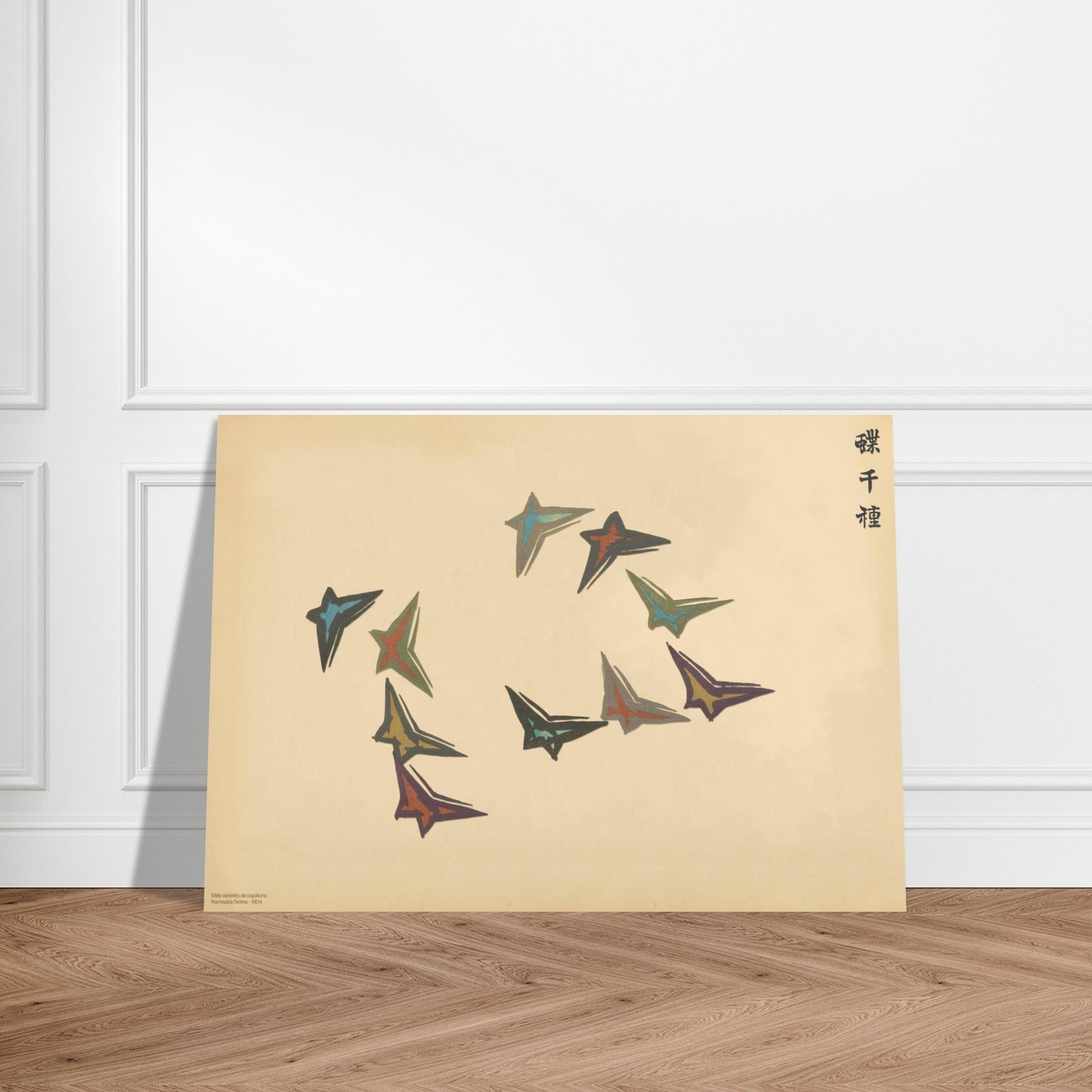 Planche de papillons géométriques sombres — Kamisaka Sekka. Gravure ukiyo-e de Kamisaka Sekka représentant des papillons aux formes géométriques et anguleuses, aux couleurs sombres, évoluant dans un espace aérien, sur fond crème. Image d'illustration 3