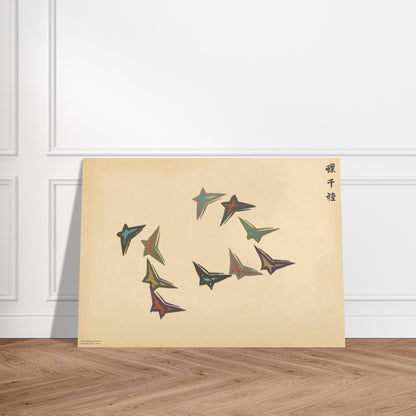 Planche de papillons géométriques sombres — Kamisaka Sekka. Gravure ukiyo-e de Kamisaka Sekka représentant des papillons aux formes géométriques et anguleuses, aux couleurs sombres, évoluant dans un espace aérien, sur fond crème. Image d'illustration 3