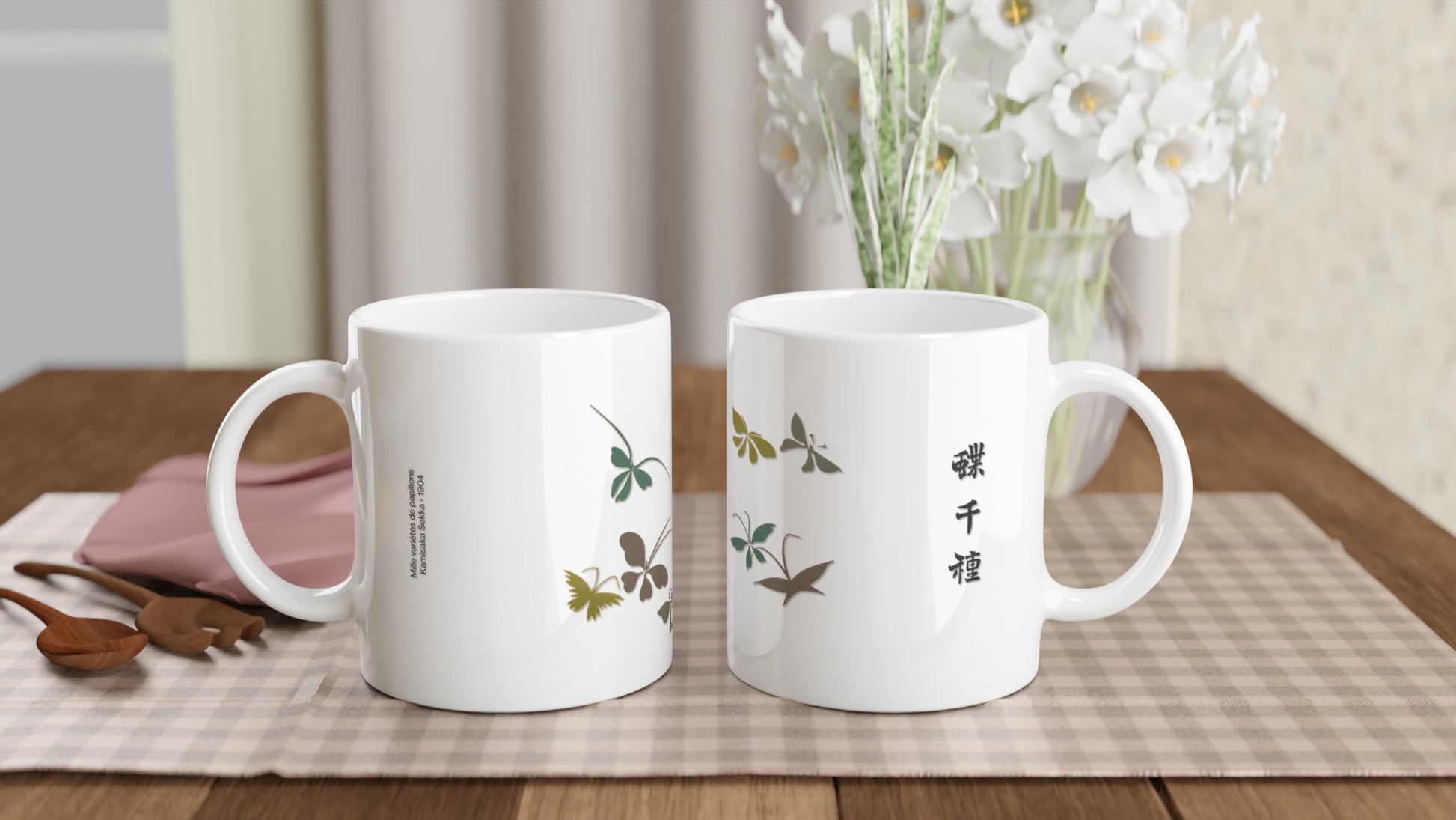 Planche de papillons stylisés par Kamisaka Sekka (Chō senshu). Une tasse blanche avec des illustrations de papillons aux ailes aux teintes de vert, de brun et de gris, accompagnées d'inscriptions en japonais. Image d'illustration 2