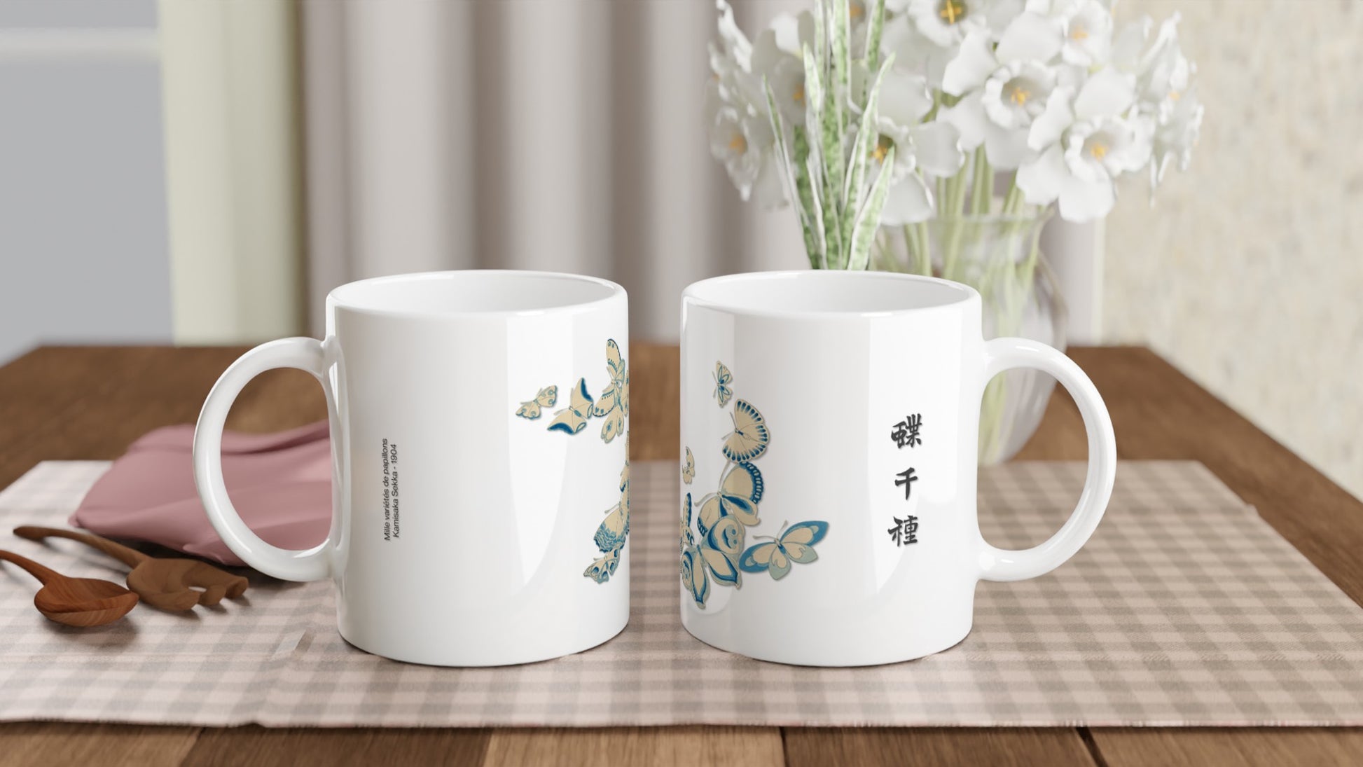 Planche de papillons aux nuances de bleu et beige – Kamisaka Sekka. Une tasse blanche décorée de papillons aux ailes bleues et beiges, rappelant la faïence et les azulejos, avec des inscriptions en japonais. Image d'illustration 2