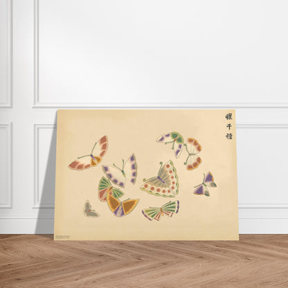 Planche de papillons stylisés aux tons pastels - Kamisaka Sekka. Planche naturaliste de plusieurs papillons aux ailes stylisées aux teintes pastel, vert, violet, orange et blanc cassé, sur un fond beige. Image d'illustration 3