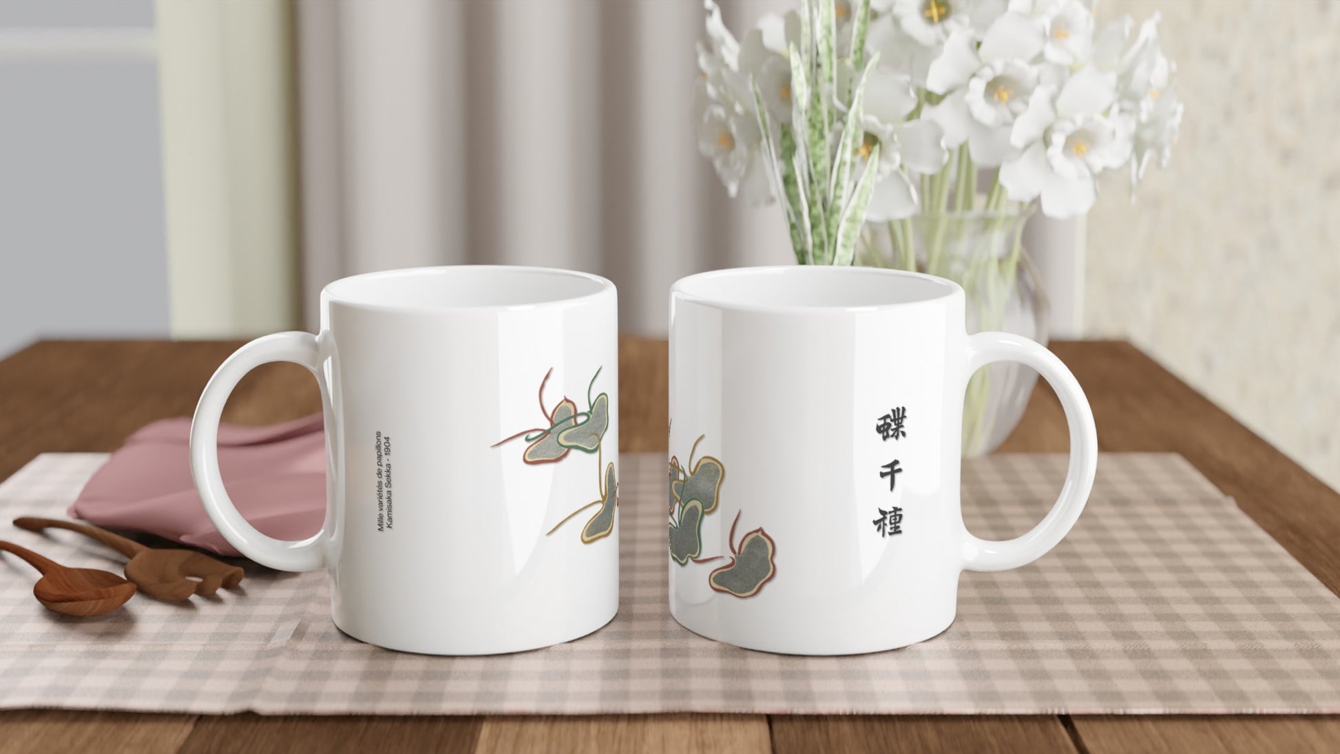 Planche de papillons stylisés gris et dorés - Kamisaka Sekka. Mug blanc présentant des papillons aux formes stylisées et épurées, avec des détails gris et des contours marron et dorés, évoquant des ombres chinoises, accompagnés d'inscriptions japonaises noires. Image d'illustration 2