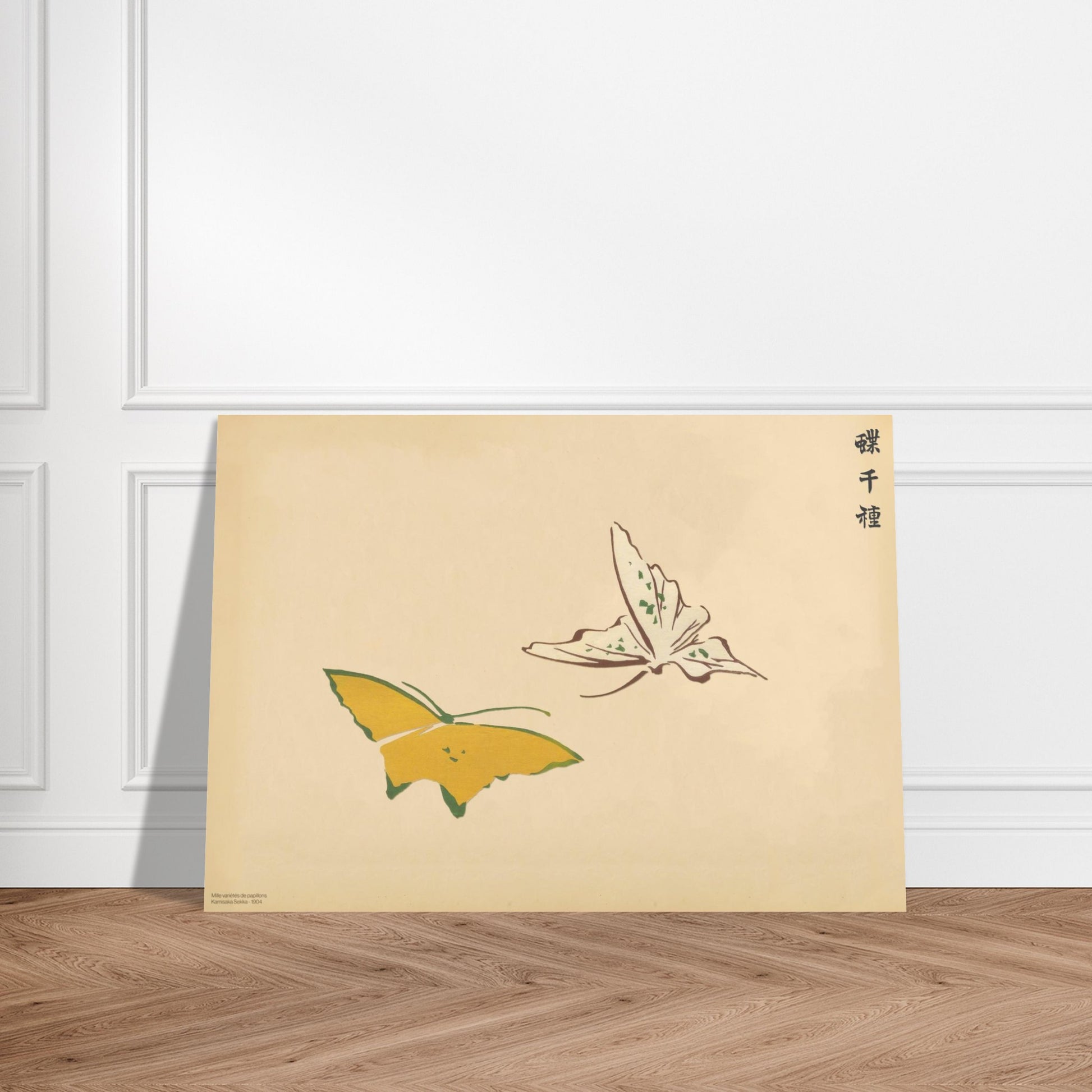 Planche de papillons stylisés jaune et blanc par Kamisaka Sekka. Illustration de deux papillons stylisés, l'un jaune avec des touches vertes, l'autre blanc avec des points verts, sur un fond beige, avec des inscriptions japonaises en haut à droite et un texte descriptif en bas à gauche. Image d'illustration 3