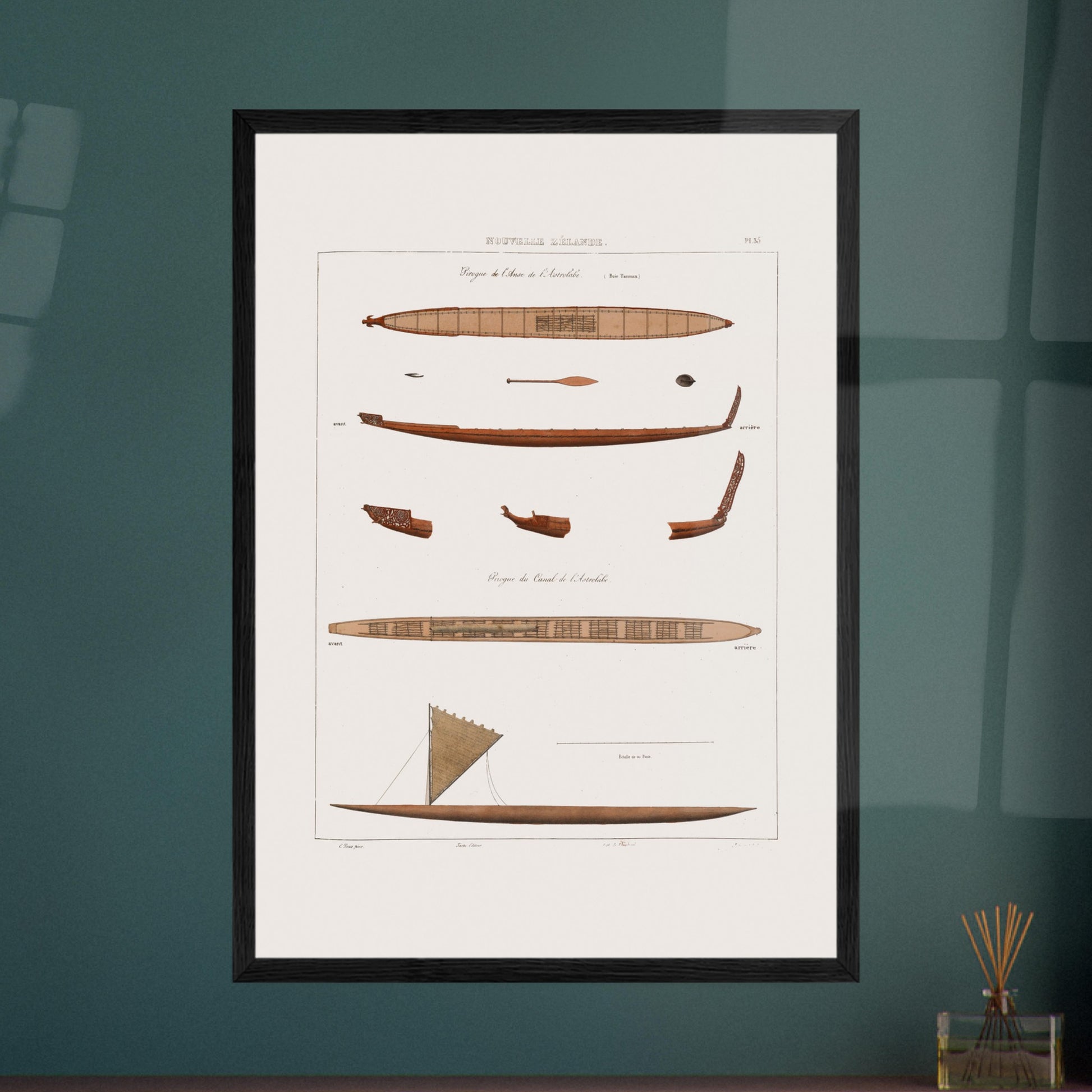 Planche technique : pirogues de Nouvelle-Zélande (Voyage de l'Astrolabe). Gravure ancienne de pirogues de Nouvelle-Zélande, incluant des vues en plan et une pirogue à voile, avec des décorations de proue. Image d'illustration 5