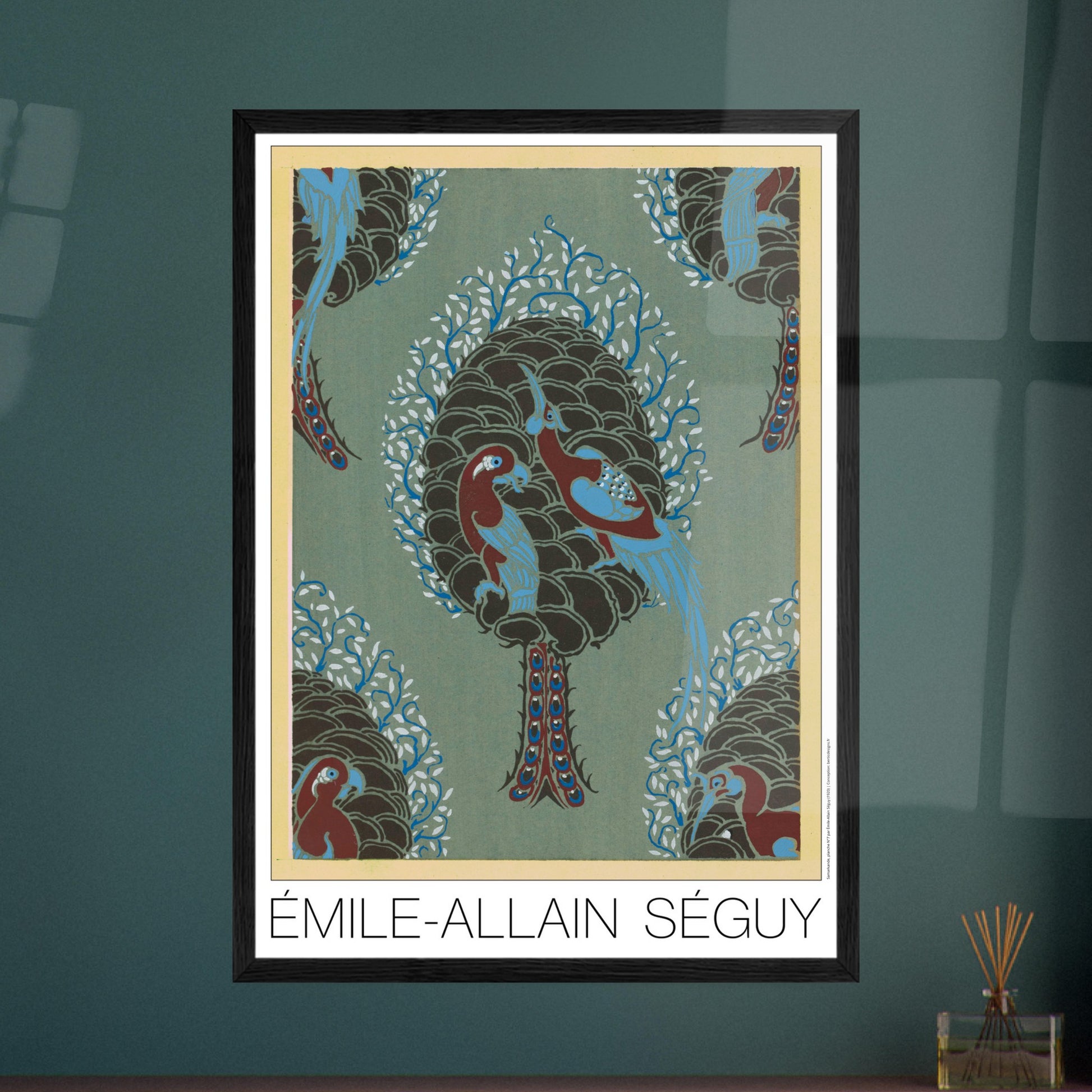 Planche Arbre et oiseaux sur fond turquoise, Samarkande de Séguy. Gravure Art déco représentant un arbre stylisé sur fond turquoise, avec des oiseaux colorés perchés sur ses branches et des motifs décoratifs rappelant des pommes de pin. Image d'illustration 7