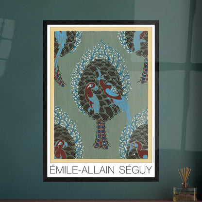 Planche Arbre et oiseaux sur fond turquoise, Samarkande de Séguy. Gravure Art déco représentant un arbre stylisé sur fond turquoise, avec des oiseaux colorés perchés sur ses branches et des motifs décoratifs rappelant des pommes de pin. Image d'illustration 7