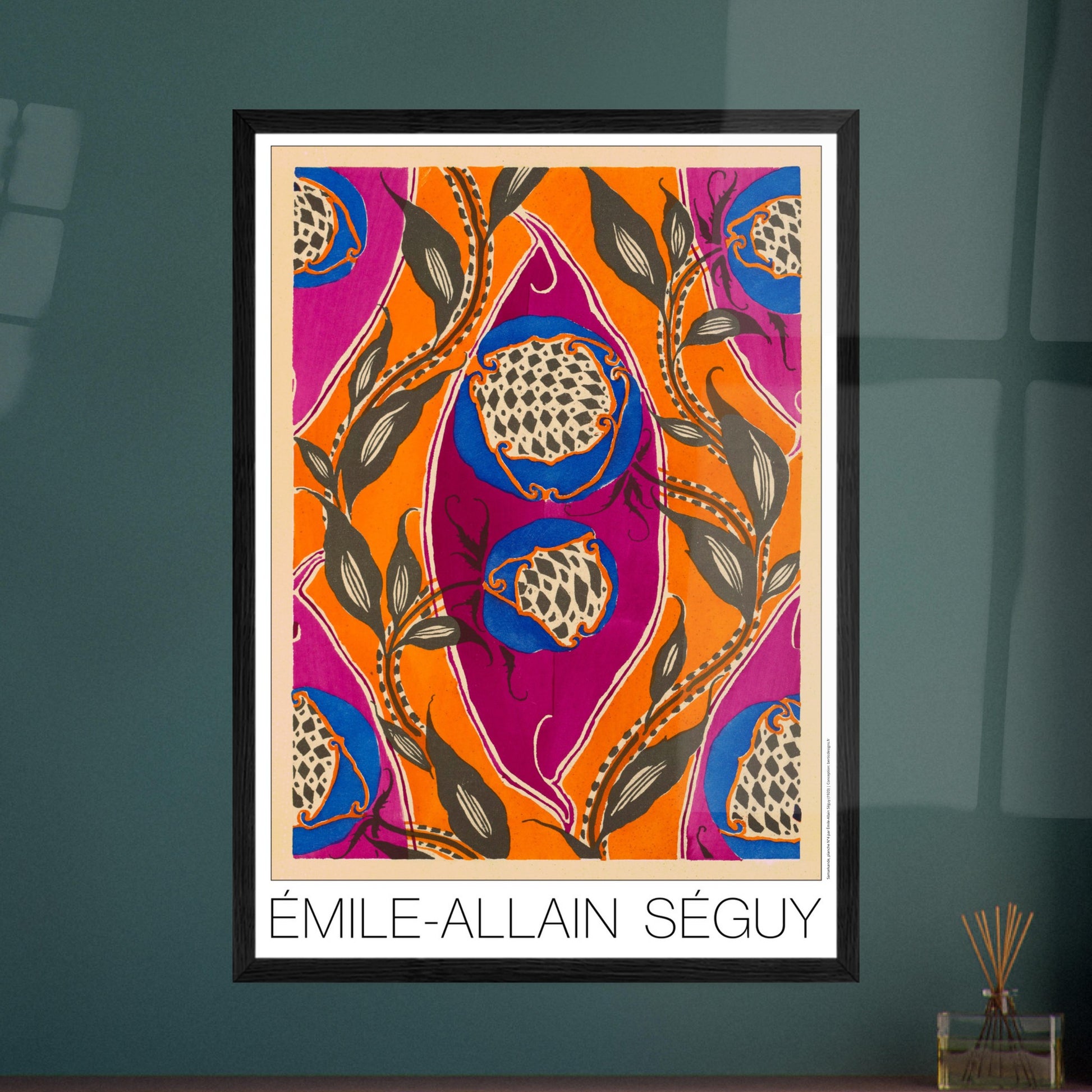 Planche Samarkande : motifs de fruits exotiques par E.A. Séguy. Motifs de Samarkande par Émile-Allain Séguy : des formes florales bleues et des motifs végétaux sombres sur fond orange et fuchsia. Image d'illustration 7