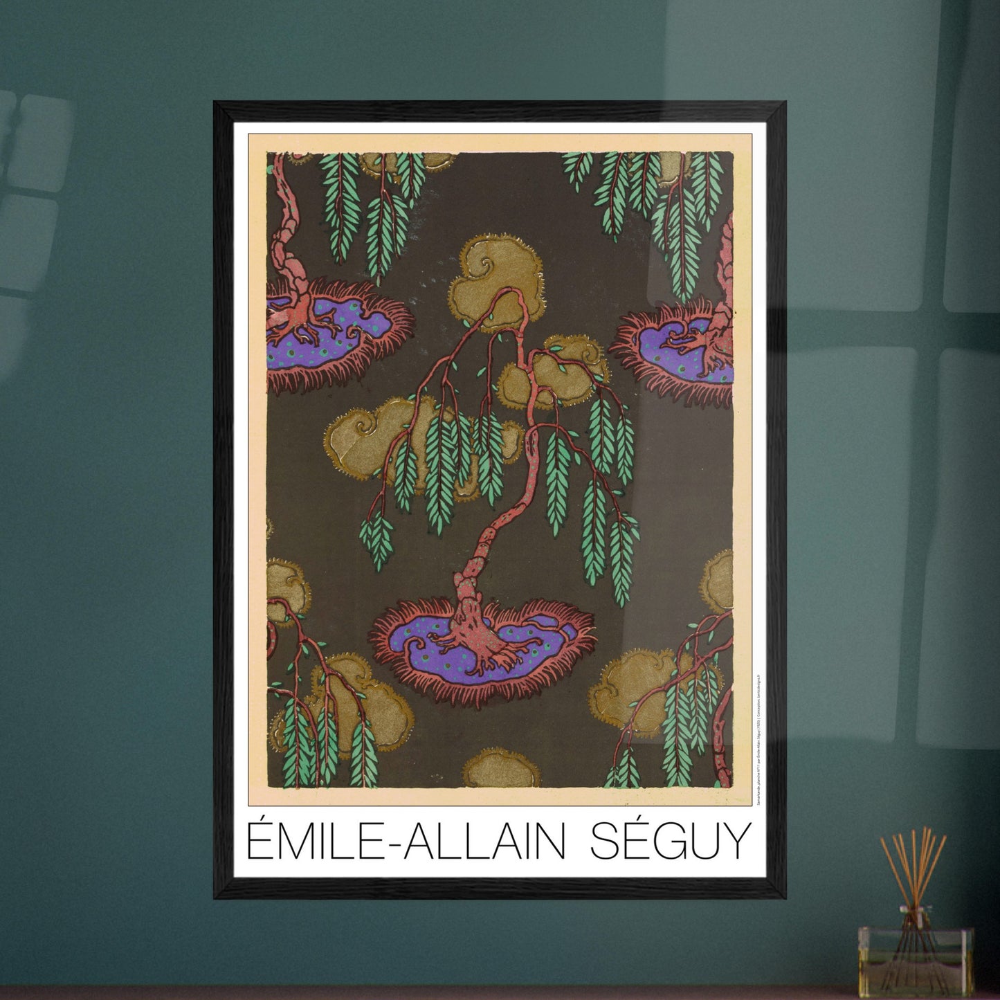 Planche Saule pleureur et motifs dorés, Samarkande de Séguy. Gravure Art déco représentant un arbre pleureur aux branches fines et feuilles vertes tombantes, sur fond sombre, avec des motifs aquatiques stylisés de couleur violette et dorée. Image d'illustration 7