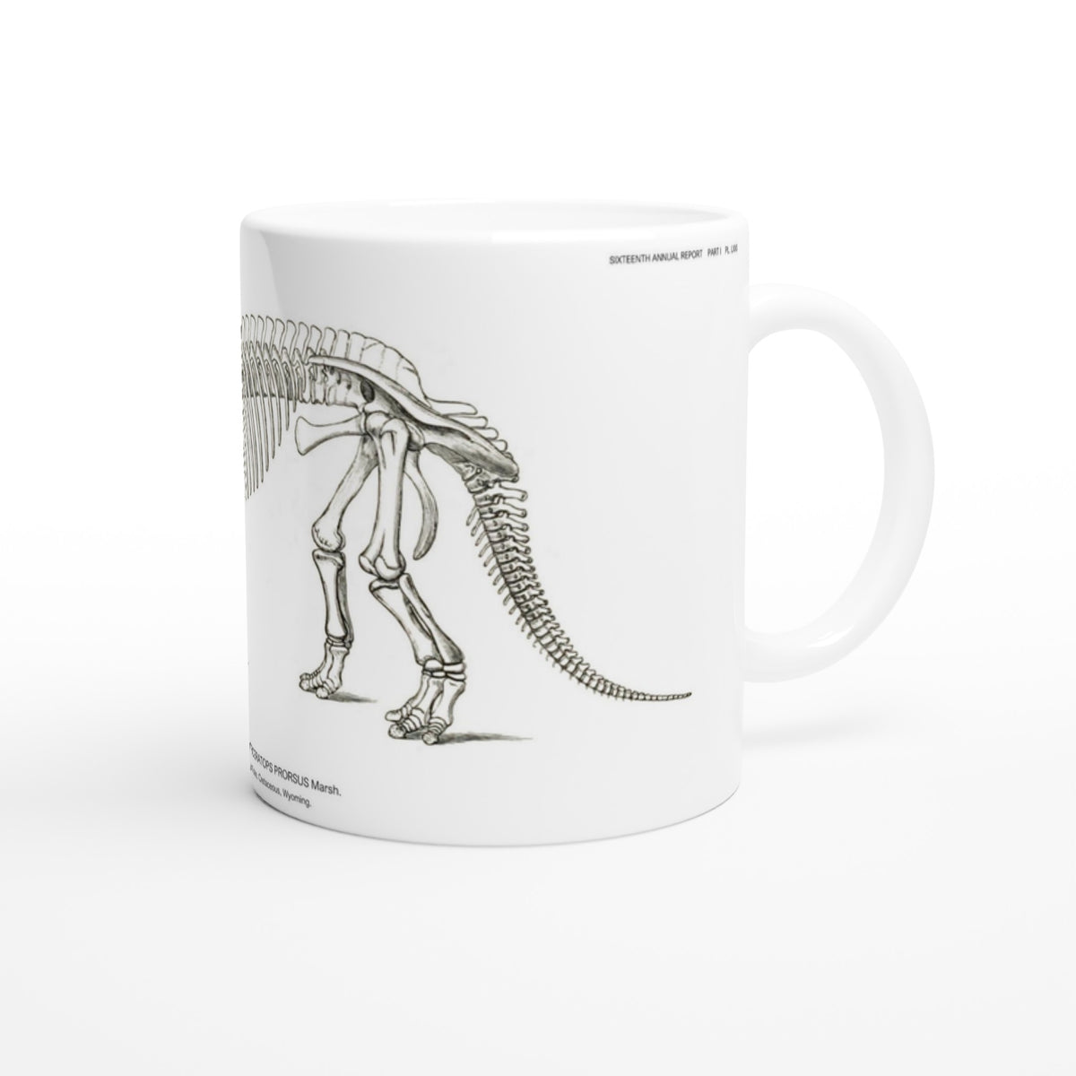 Planche scientifique ancienne du squelette de Triceratops – US Geological Survey. Mug en céramique blanche illustré d'une gravure scientifique représentant le squelette d'un Triceratops avec les mentions US Geological Survey.