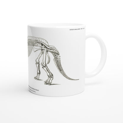 Planche scientifique ancienne du squelette de Triceratops – US Geological Survey. Mug en céramique blanche illustré d'une gravure scientifique représentant le squelette d'un Triceratops avec les mentions US Geological Survey.