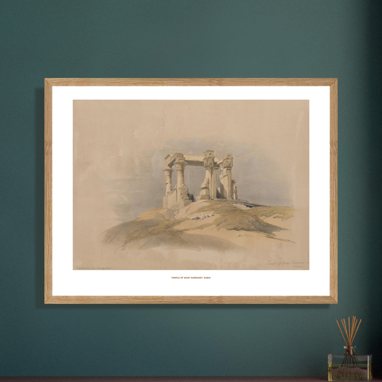 Planche ancienne du Temple de Wadi Kardassy, Nubie - David Roberts. Lithographie de David Roberts représentant un temple antique en ruines sur une colline sablonneuse, avec le ciel nuageux en arrière-plan. Image d'illustration 6