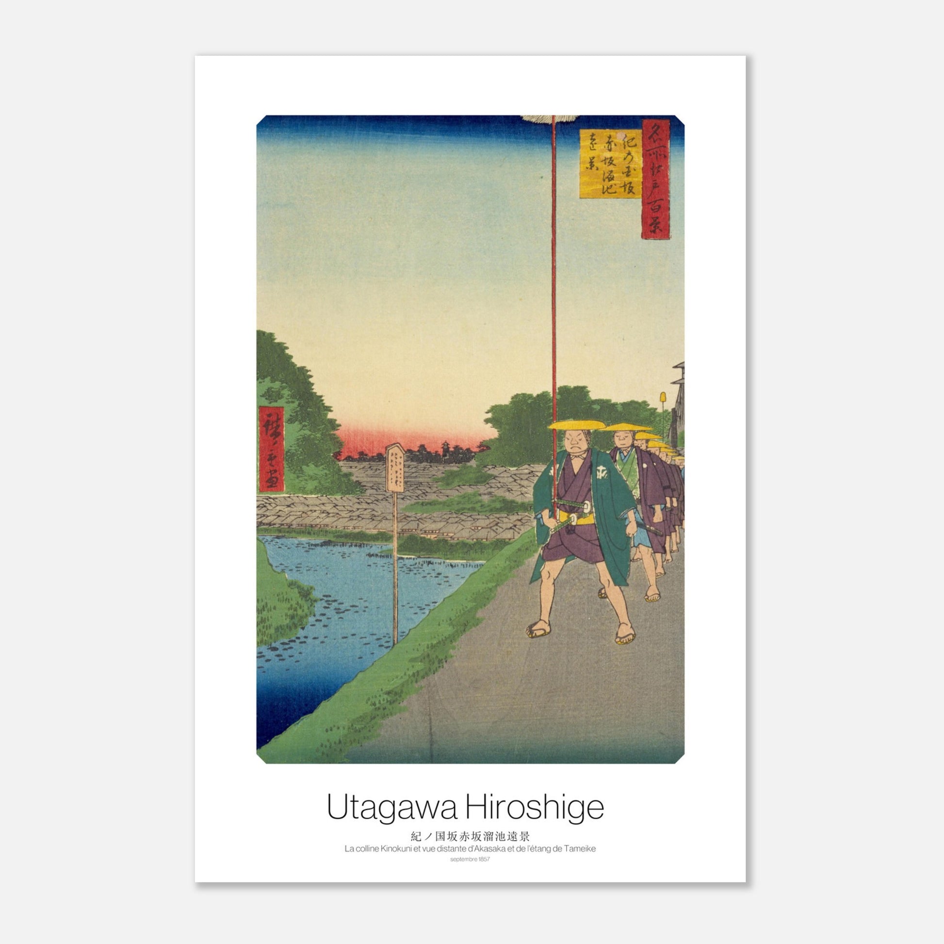 Planche ukiyo-e ancienne : La colline Kinokuni et Akasaka par Hiroshige (30x45 cm). Gravure ukiyo-e de Hiroshige montrant une procession d'hommes avec des chapeaux de paille sur une route menant à travers une colline verdoyante près d'une rivière, avec une vue distante d'Akasaka.