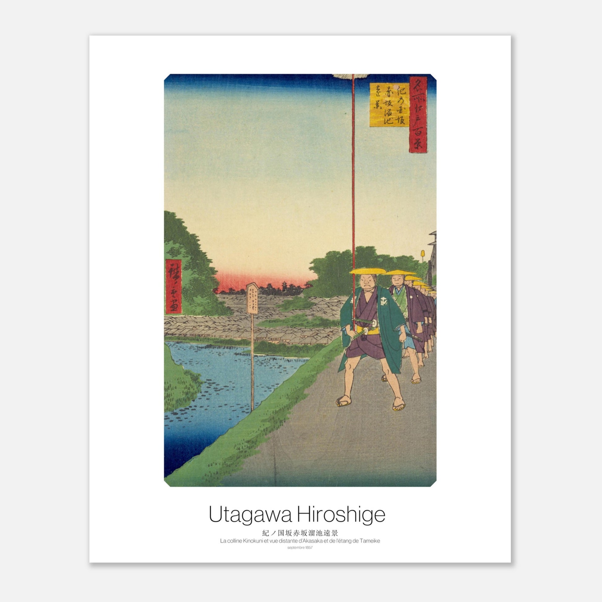 Planche ukiyo-e ancienne : La colline Kinokuni et Akasaka par Hiroshige (40x50 cm). Gravure ukiyo-e de Hiroshige montrant une procession d'hommes avec des chapeaux de paille sur une route menant à travers une colline verdoyante près d'une rivière, avec une vue distante d'Akasaka.