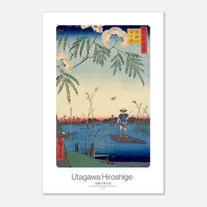 Planche ukiyo-e Rivière Ayase-gawa Kanegafuchi - Hiroshige (30x45 cm). Estampe ukiyo-e par Utagawa Hiroshige montrant un homme sur un radeau poussant avec une perche sur une rivière bordée de roseaux, avec un arbre fleuri au premier plan.