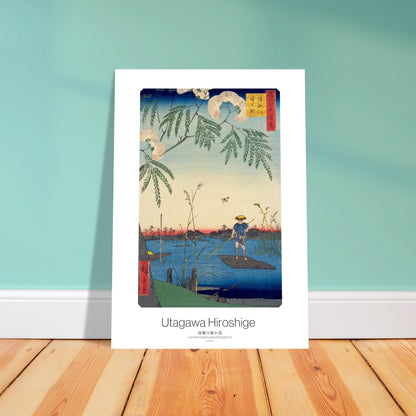 Planche ukiyo-e Rivière Ayase-gawa Kanegafuchi - Hiroshige. Estampe ukiyo-e par Utagawa Hiroshige montrant un homme sur un radeau poussant avec une perche sur une rivière bordée de roseaux, avec un arbre fleuri au premier plan. Image d'illustration 4