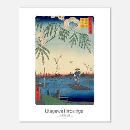 Planche ukiyo-e Rivière Ayase-gawa Kanegafuchi - Hiroshige (40x50 cm). Estampe ukiyo-e par Utagawa Hiroshige montrant un homme sur un radeau poussant avec une perche sur une rivière bordée de roseaux, avec un arbre fleuri au premier plan.