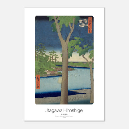 Planche ukiyo-e Le Jardin des paulownias à Akasaka - Hiroshige (29,7x42 cm (A3)). Gravure ukiyo-e de Hiroshige montrant un jardin avec des arbres en fleurs et un grand tronc d'arbre au premier plan, donnant sur une rivière bordée de maisons.