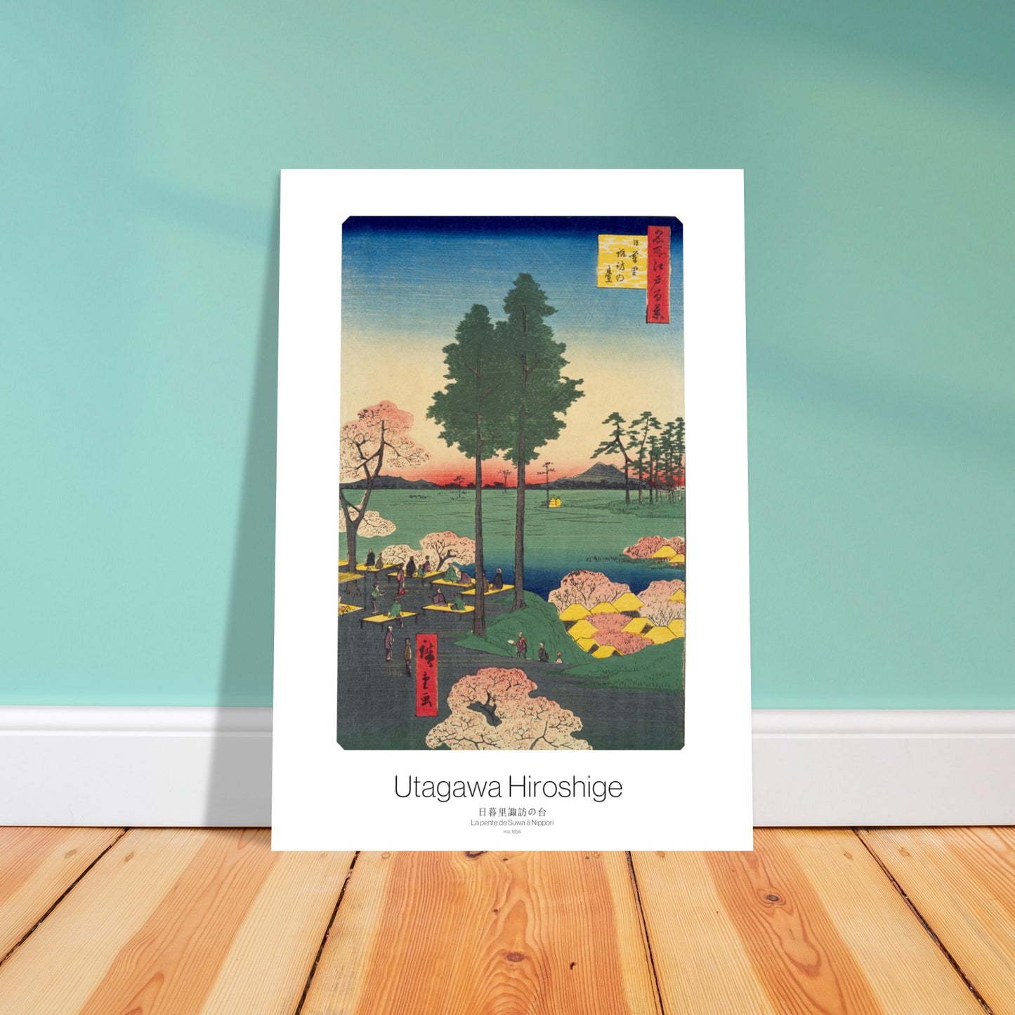 Planche ukiyo-e La Pente de Suwa à Nippori - Hiroshige. Estampe ukiyo-e représentant une scène printanière avec des cerisiers en fleurs, deux grands arbres au centre et des personnes assises sur des plateformes. Image d'illustration 4