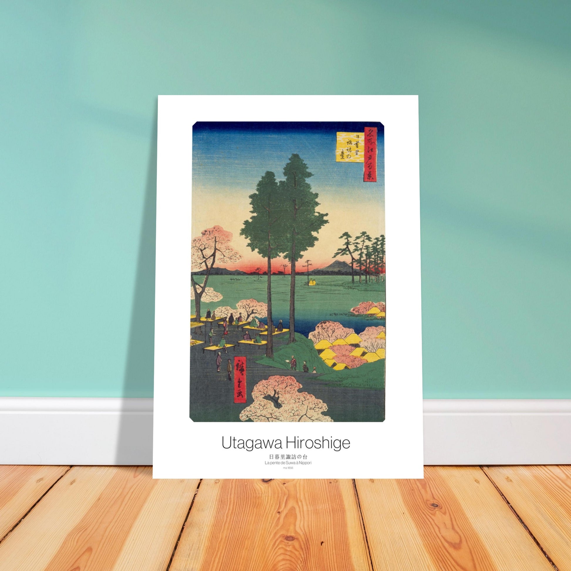 Planche ukiyo-e La Pente de Suwa à Nippori - Hiroshige. Estampe ukiyo-e représentant une scène printanière avec des cerisiers en fleurs, deux grands arbres au centre et des personnes assises sur des plateformes. Image d'illustration 4