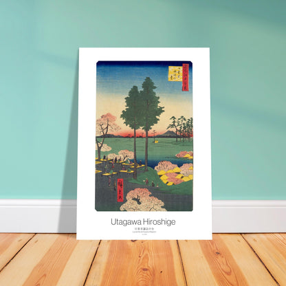 Planche ukiyo-e La Pente de Suwa à Nippori - Hiroshige. Estampe ukiyo-e représentant une scène printanière avec des cerisiers en fleurs, deux grands arbres au centre et des personnes assises sur des plateformes. Image d'illustration 4