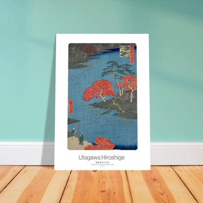 Planche ukiyo-e : À l'intérieur du sanctuaire Akiba à Ukeji, Hiroshige. Gravure japonaise montrant un plan d'eau avec des arbres aux feuilles rouges vives, un petit pont et des silhouettes humaines. Image d'illustration 4