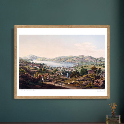 Porto Vathy e la capitale di Itaca - Illustrazione di Edward Dodwell. Antica illustrazione di un porto pittoresco e di una città costiera, con montagne sullo sfondo, barche nel porto e personaggi sulla riva.