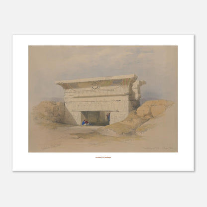 Planche de la Porte de Dendérah - Illustration de David Roberts (30x40 cm). Porte de Dendérah, une structure monumentale en pierre avec des hiéroglyphes et des décorations, entourée de sable et de quelques personnages.