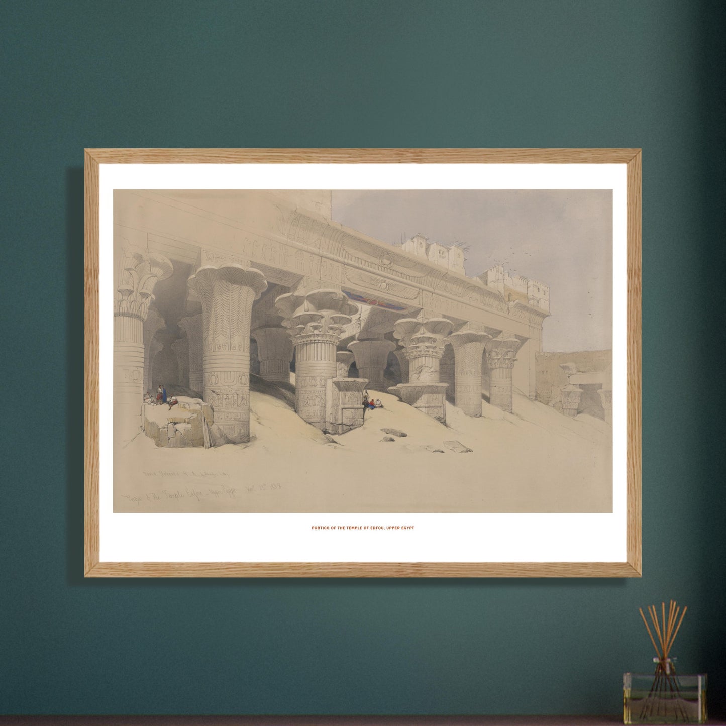Planche ancienne : Portique du temple d'Edfou, Haute-Égypte - David Roberts. Lithographie de David Roberts représentant le portique du temple d'Edfou en Haute-Égypte, avec de hautes colonnes ornées de hiéroglyphes et des figures humaines. Image d'illustration 6