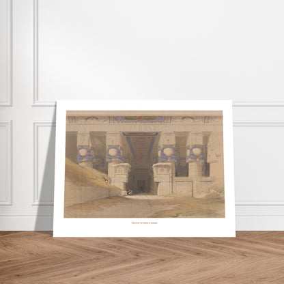 Planche ancienne : Portique du temple de Dendérah, David Roberts. Lithographie ancienne représentant le portique du temple de Dendérah avec ses colonnes monumentales, orné de hiéroglyphes et de peintures. Image d'illustration 7
